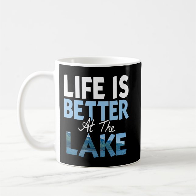 Livet är bättre vid sjö T Shirt Fishing Boating Kaffemugg (Vänster)