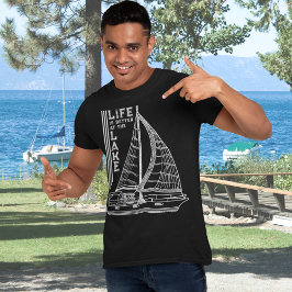 Livet är bättre vid Sjö White Typography T Shirt