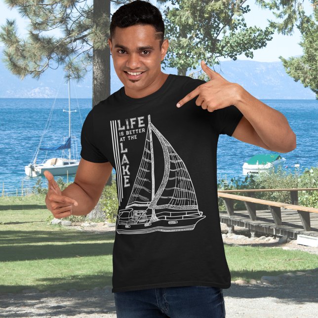 Livet är bättre vid Sjö White Typography T Shirt (Skapare uppladdad)