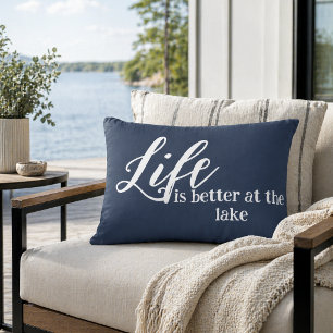 Livet är bättre vid sjön Blue and White Semester Prydnadskudde