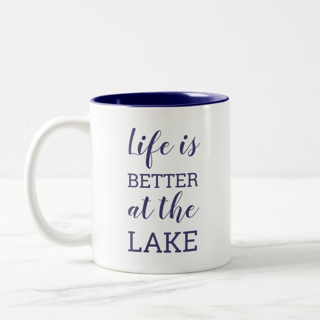 Livet är bättre vid sjön marinblå typografi Två-Tonad mugg (Vänster)
