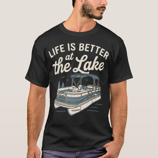 Livet Är Bättre Vid Sjön Pontonkapten T Shirt (Framsida)
