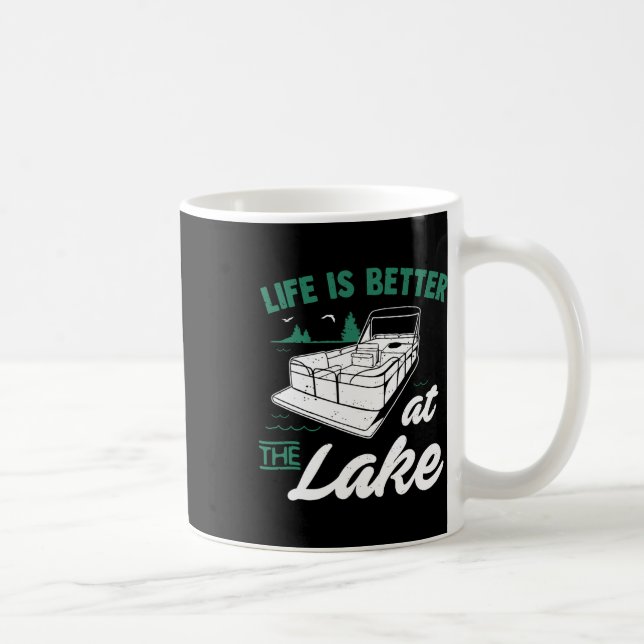 Livet är Bättre Vid Sjön - Pontoonbåt Present Kaffemugg (Höger)