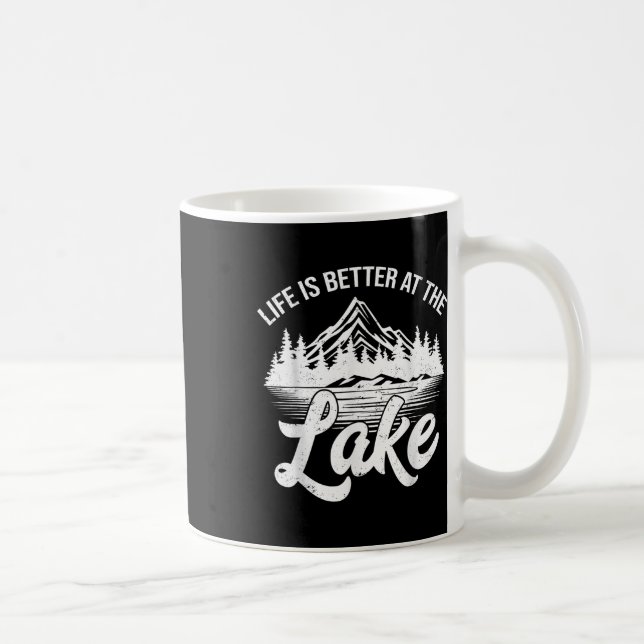 Livet Är Bättre Vid Sjön Rolig Fiskebåt Utomhus Kaffemugg (Höger)