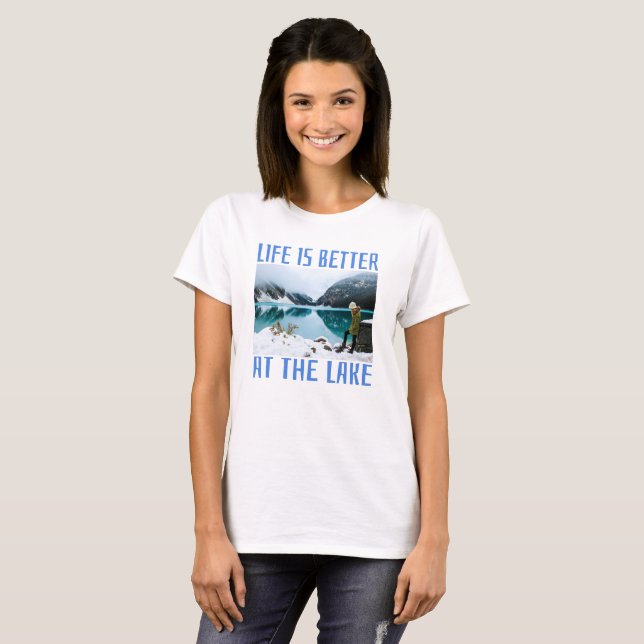 Livet är Bättre vid Sjön T-Shirt (Hel framsida)