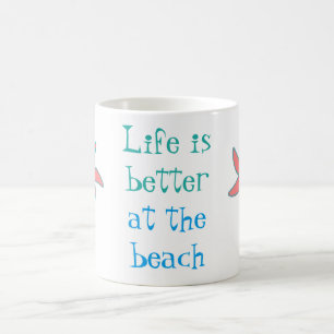 Livet är bättre vid strandkusten kaffemugg
