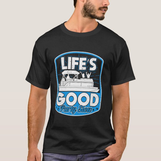 Livet är Bra Party Långsam Crew Pontoon Boat Cap T Shirt (Framsida)