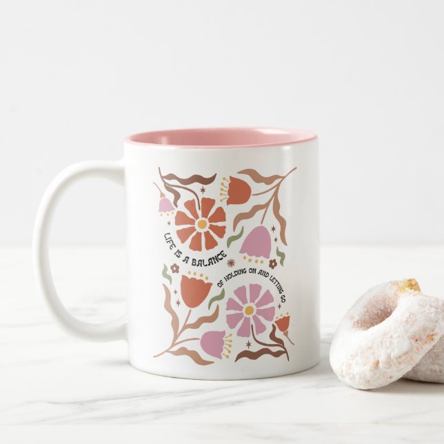 Livet Är En Balans Mellan Att Hålla Boho Wildflowe Två-Tonad Mugg (Med munk)