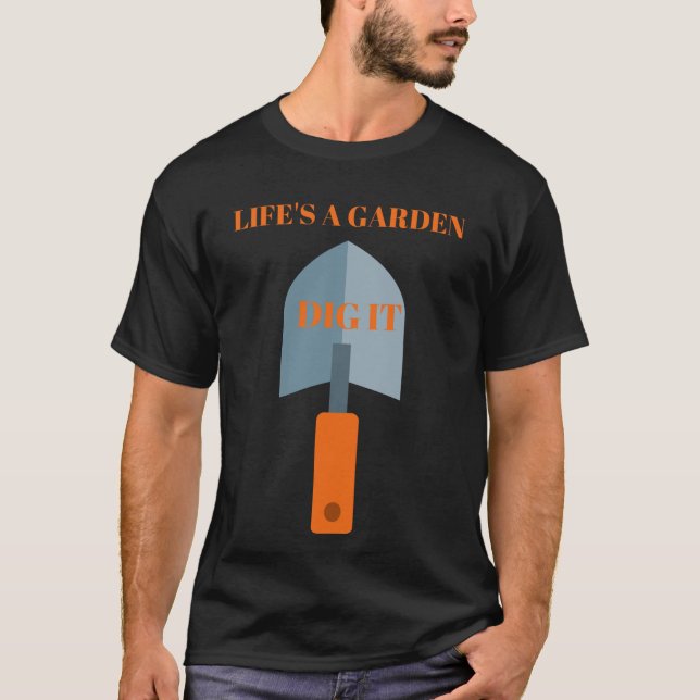 LIVET ÄR EN GARDEN SOM GRÄVER IT FUNNY  QUOTE T SHIRT (Framsida)