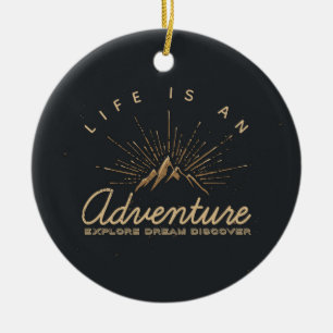 Livet är ett Äventyr-berg med gyllene solstrålar Julgransprydnad Keramik