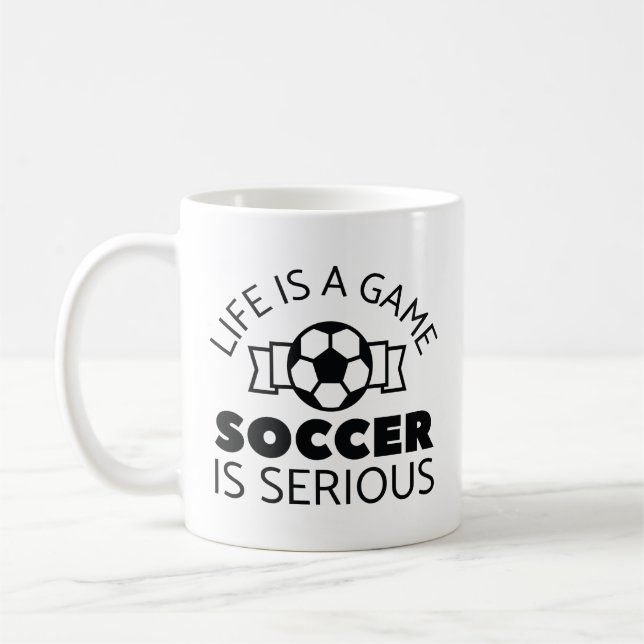 Livet Är Ett Spel Fotboll Är Seriöst Kaffemugg (Vänster)