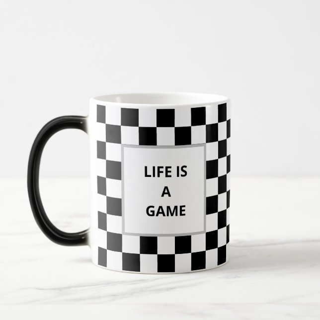 Livet är ett spel Text på svart & vit schack Magisk Mugg (Vänster)