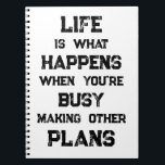 Livet är.. Funny Motivational Quote Anteckningsbok<br><div class="desc">"Livet är vad som händer när du är upptagen med att Skapar andra planer",  ett lustigt motiveringscitat. En kraftfull påminnelse om att vi kan skapa alla möjliga mål och ambitioner inför framtiden,  men när vi har en stark inriktning mot framtiden kan vi glömma att leva fullt ut under tiden.</div>