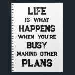 Livet är.. Funny Motivational Quote Anteckningsbok<br><div class="desc">"Livet är vad som händer när du är upptagen med att Skapar andra planer",  ett lustigt motiveringscitat. En kraftfull påminnelse om att vi kan skapa alla möjliga mål och ambitioner inför framtiden,  men när vi har en stark inriktning mot framtiden kan vi glömma att leva fullt ut under tiden.</div>
