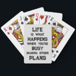 Livet är.. Funny Motivational Quote Casinokort<br><div class="desc">"Livet är vad som händer när du är upptagen med att Skapar andra planer",  ett lustigt motiveringscitat. En kraftfull påminnelse om att vi kan skapa alla möjliga mål och ambitioner inför framtiden,  men när vi har en stark inriktning mot framtiden kan vi glömma att leva fullt ut under tiden.</div>