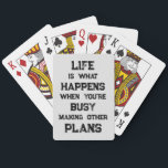 Livet är.. Funny Motivational Quote Casinokort<br><div class="desc">"Livet är vad som händer när du är upptagen med att Skapar andra planer",  ett lustigt motiveringscitat. En kraftfull påminnelse om att vi kan skapa alla möjliga mål och ambitioner inför framtiden,  men när vi har en stark inriktning mot framtiden kan vi glömma att leva fullt ut under tiden.</div>