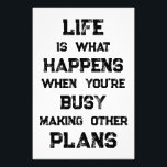 Livet är.. Funny Motivational Quote Fototryck<br><div class="desc">"Livet är vad som händer när du är upptagen med att Skapar andra planer",  ett lustigt motiveringscitat. En kraftfull påminnelse om att vi kan skapa alla möjliga mål och ambitioner inför framtiden,  men när vi har en stark inriktning mot framtiden kan vi glömma att leva fullt ut under tiden.</div>