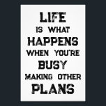 Livet är.. Funny Motivational Quote Fototryck<br><div class="desc">"Livet är vad som händer när du är upptagen med att Skapar andra planer",  ett lustigt motiveringscitat. En kraftfull påminnelse om att vi kan skapa alla möjliga mål och ambitioner inför framtiden,  men när vi har en stark inriktning mot framtiden kan vi glömma att leva fullt ut under tiden.</div>