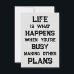 Livet är.. Funny Motivational Quote Kort<br><div class="desc">"Livet är vad som händer när du är upptagen med att Skapar andra planer",  ett lustigt motiveringscitat. En kraftfull påminnelse om att vi kan skapa alla möjliga mål och ambitioner inför framtiden,  men när vi har en stark inriktning mot framtiden kan vi glömma att leva fullt ut under tiden.</div>