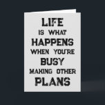 Livet är.. Funny Motivational Quote Kort<br><div class="desc">"Livet är vad som händer när du är upptagen med att Skapar andra planer",  ett lustigt motiveringscitat. En kraftfull påminnelse om att vi kan skapa alla möjliga mål och ambitioner inför framtiden,  men när vi har en stark inriktning mot framtiden kan vi glömma att leva fullt ut under tiden.</div>