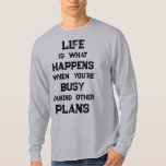 Livet är.. Funny Motivational Quote T Shirt<br><div class="desc">"Livet är vad som händer när du är upptagen med att Skapar andra planer",  ett lustigt motiveringscitat. En kraftfull påminnelse om att vi kan skapa alla möjliga mål och ambitioner inför framtiden,  men när vi har en stark inriktning mot framtiden kan vi glömma att leva fullt ut under tiden.</div>