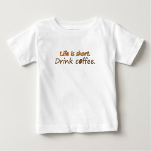 Livet är kort. Drick kaffe. (© Mira) T Shirt