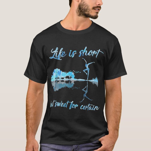 Livet är kort Men Sött För Viss Gitarr T Shirt (Framsida)