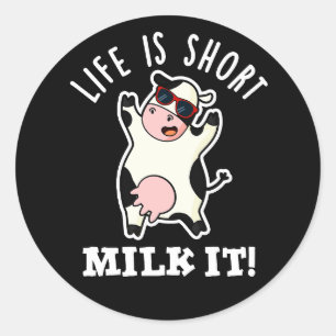 Livet är Kort Mjölk, det är roligt Cow Pun Mörk BG Runt Klistermärke