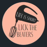 Livet är Kort Slickar Beaters Baking Runt Klistermärke<br><div class="desc">"Livet är kort,  slicka slitbanor" © becky nimoy 2020 (med illustration av elektrisk handmixning)</div>