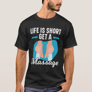 Livet är Kort som får en massageterapimassage där T Shirt