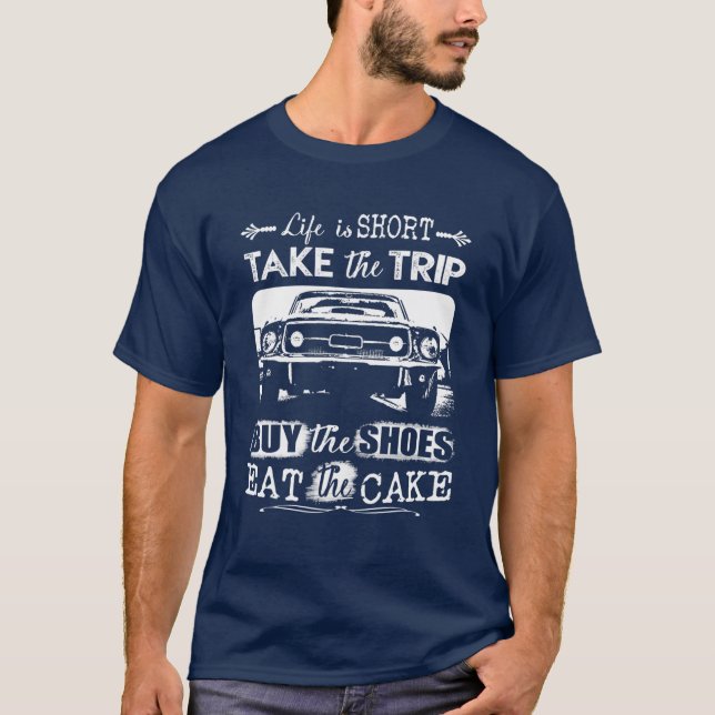 LIVET ÄR KORT, TA RESA T SHIRT (Framsida)