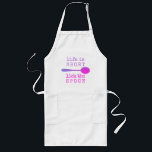 Livet är Lila och Rosa i Kort Långt Förkläde<br><div class="desc">Roligt Bakers Apron med typografi och roliga citat som lyder "Livet är Kort,  Slicka Spoon". Formuleringen är skriven i trendigets skrivmaskin med en träsked i en färg-palett med lila och rosa i roligt. En lekfull gåva till en bagare,  kock eller kock.</div>