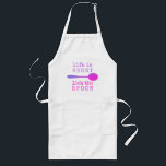 Livet är Lila och Rosa i Kort Långt Förkläde<br><div class="desc">Roligt Bakers Apron med typografi och roliga citat som lyder "Livet är Kort,  Slicka Spoon". Formuleringen är skriven i trendigets skrivmaskin med en träsked i en färg-palett med lila och rosa i roligt. En lekfull gåva till en bagare,  kock eller kock.</div>