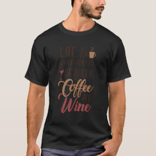 Livet är mellan kaffe och Vin Latte Barista Coff T Shirt