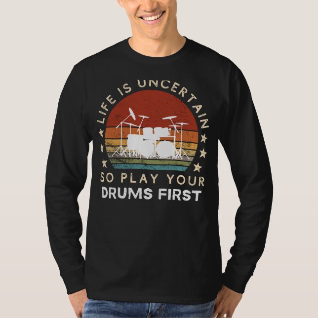 Livet är osäkert Play Drums First Funny Tee (Framsida)