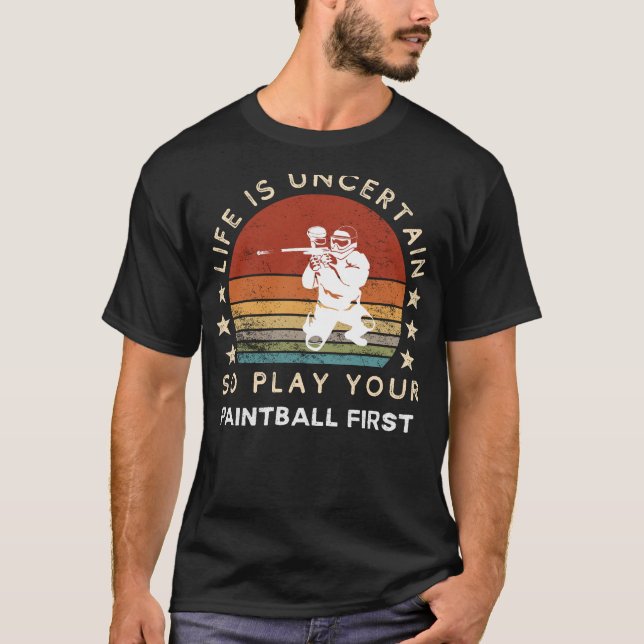 Livet är osäkert Play Paintball First Funny Tee (Framsida)