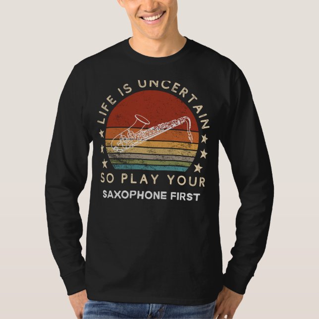 Livet är osäkert Play Saxophone First Funny Tee (Framsida)
