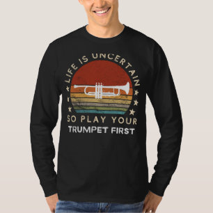 Livet är osäkert spela trumpet först rolig tee