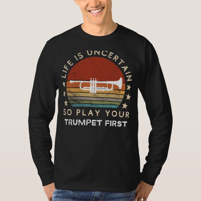 Livet är osäkert spela trumpet först rolig tee (Framsida)