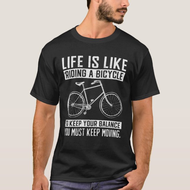 Livet är som att cykla för att behålla balansen t shirt (Framsida)