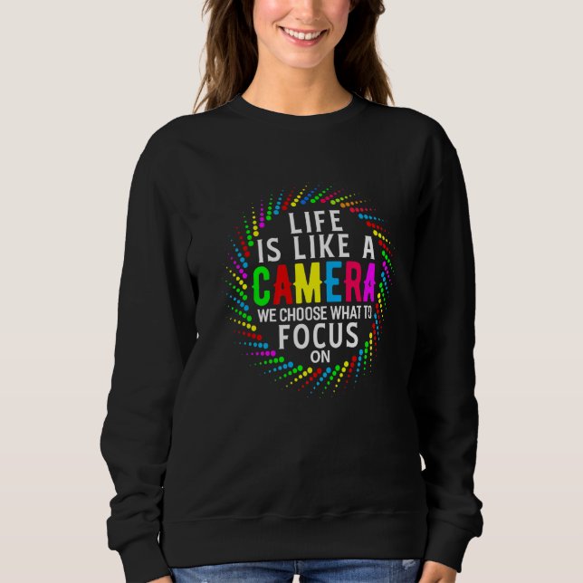 Livet är som en kamera som vi väljer att fokusera  t shirt (Framsida)