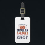 Livet är som en kamerafotograferingsoffert bagagebricka<br><div class="desc">Livet är som en kamera. Fokusera på det viktiga. Hämta bran. Motiverande offertdesign för fotografer. Coola som säger och slogantypografivaror för dem som tar bilder från kärlek, medlem i klubben fotografi. Vintage och tryckt utformning för fotografer för amatörer eller professioneller som bär kameror och linser överallt. Underbar julklapp och födelsedagspresent...</div>