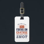 Livet är som en kamerafotograferingsoffert bagagebricka<br><div class="desc">Livet är som en kamera. Fokusera på det viktiga. Hämta bran. Motiverande offertdesign för fotografer. Coola som säger och slogantypografivaror för dem som tar bilder från kärlek, medlem i klubben fotografi. Vintage och tryckt utformning för fotografer för amatörer eller professioneller som bär kameror och linser överallt. Underbar julklapp och födelsedagspresent...</div>