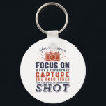 Livet är som en kamerafotograferingsoffert nyckelring<br><div class="desc">Livet är som en kamera. Fokusera på det viktiga. Hämta bran. Motiverande offertdesign för fotografer. Coola som säger och slogantypografivaror för dem som tar bilder från kärlek, medlem i klubben fotografi. Vintage och tryckt utformning för fotografer för amatörer eller professioneller som bär kameror och linser överallt. Underbar julklapp och födelsedagspresent...</div>