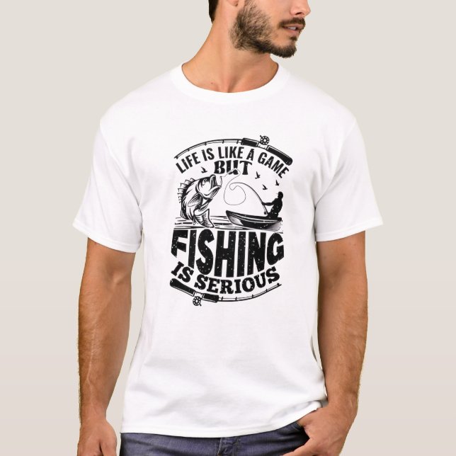 "Livet är som ett spel, men fiske är allvarligt" T Shirt (Framsida)