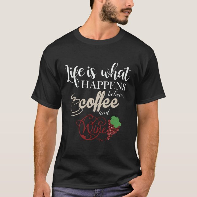 Livet är vad som händer mellan "Coffee Vin". T Shirt (Framsida)