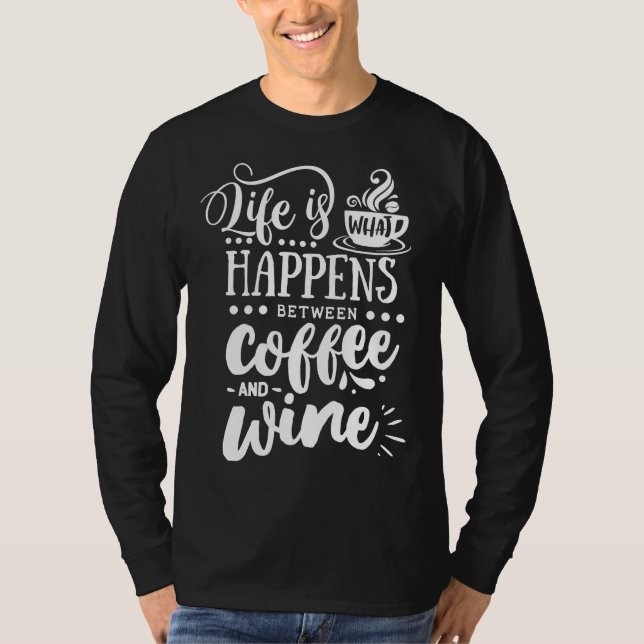 Livet är vad som händer mellan kaffe och Vin Kaffe T Shirt (Framsida)