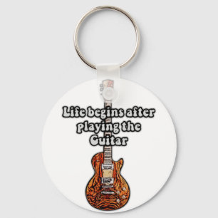Livet börjar efter att ha spelat gitarren. retro f nyckelring