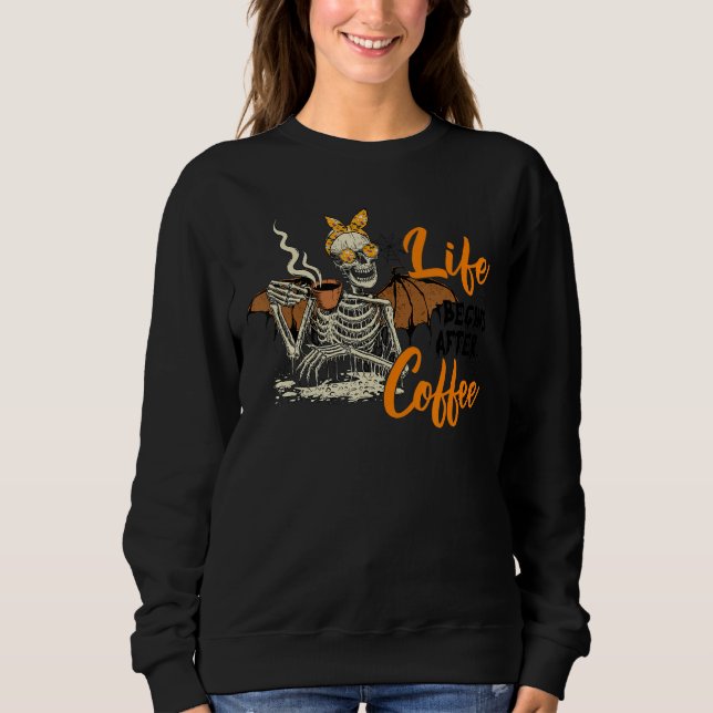 Livet börjar efter kaffe Skeleton Halloween-kvinno T Shirt (Framsida)