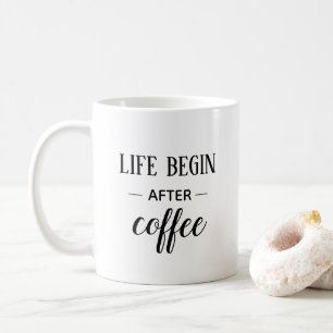 Livet börjar efter kaffe. Svart och vitt roligt Kaffemugg